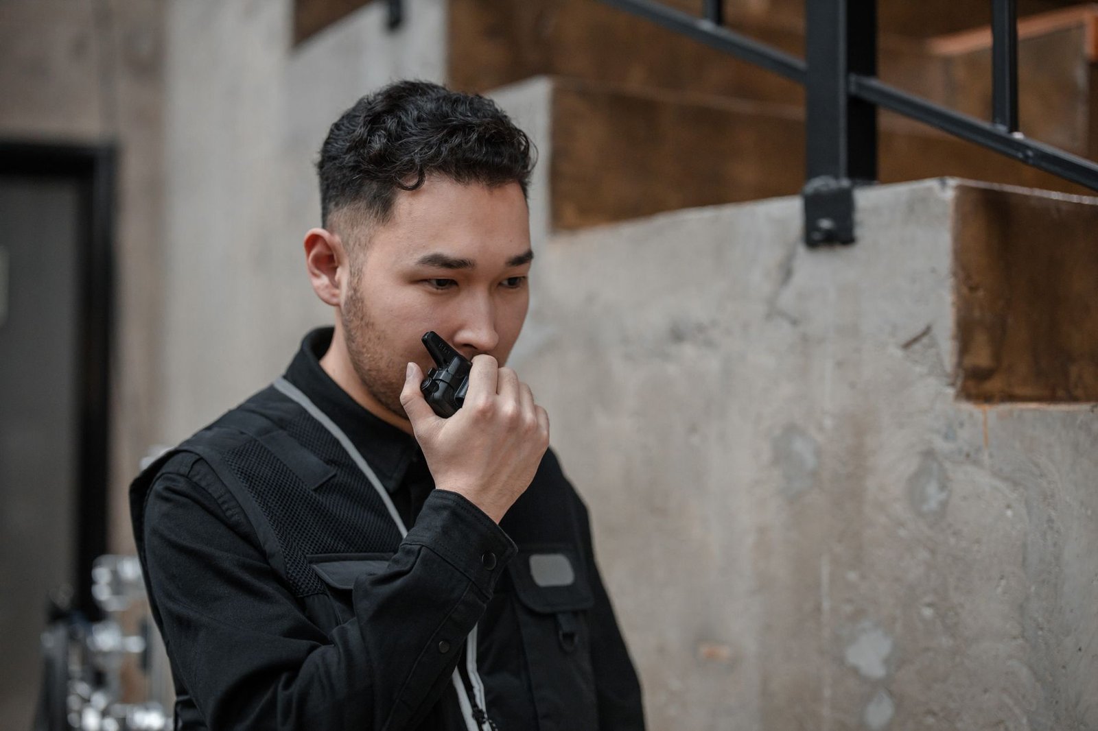 Agent de securite portant une tenue conforme aux normes CNAPS avec badge RIO visible